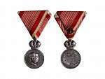 Stříbrná vojenská záslužná medaile Signum Laudis F.J.I., Ag, na hraně značka hl. punc. úřadu Vídeň 