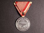 Medaile za statečnost I. třídy, náhradní kov, původní vojenská stuha, vydání 1917 - 1918