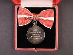 Stříbrná medaile Za zásluhy o Republiku Rakousko, od roku 1945 na dámské stuze + etue