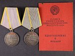 Medaile za bojové zásluhy č.671298 a č. 2202032 + udělovací knížka na obě medaile