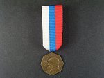 Vojenská medaile pro vítěze plukovních závodů, na reversu vyrytý nápis STŘELBA Z PUŠKY III. CENA PĚŠÍ PLUK 43, 7.7. 1933