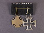 Spojka vyznamenání Železný kříž II.tř., Čestný kříž 1914-1918 pro frontové bojovníky, oba kusy značeny výrobcem