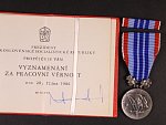 Medaile - za pracovní věrnost - ČSSR, punc Ag 925/1000, značka výrobce Mincovna Kremnica + knížka