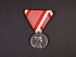 Medaile za statečnost II. třídy, Ag, nová vojenská stuha, vydání 1917 - 1918, na hraně značka A