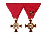 Zlatý Záslužný kříž, na kroužku punc Au a značka výrobce VM (Vincenz Mayer´s Söhne Wien), zlato, smalty, původní civilní stuha, originální etue