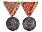 Stříbrná medaile za statečnost, 1. třídy, 8. vydání 1914-1917 F.J.I., na hraně punc hl. punc. úřadu Vídeň, A v kroužku, původní trojúhelníková stuha s páskem za druhé udělení, neznačený