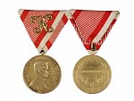 Zlatá medaile za statečnost, 9. vydání 1917-1918 Karel, na hraně punc hl. punc. úřadu Vídeň, A v kroužku a ryzostní značka 835, medailér KAUTSCH, původní trojúhelníková stuha s písmenem 