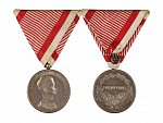 Stříbrná medaile za statečnost 2. třídy, 9. vydání 1917-1918 Karel, postříbřený bronz, původní trojúhelníková stuha