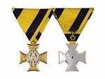 Vojenský služební kříž pro důstojníky III.tř. za 25 let služby, 3. vydání z let 1890 - 1918, pozlacený bronz, stříbro, na reversu perleť, původní stuha