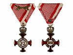 Zlatý Záslužný kříž s korunou, na kroužku punc Au a značka výrobce Vincenz Mayer´s Söhne Wien, zlato, smalty, původní vojenská stuha s meči