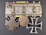 Spojka vyznamenání, Železný kříž II. tř. 1914, bronzová medaile Fridricha Augusta na válečné stuze a Čestný kříž 1914-1918 pro frontové bojovníky