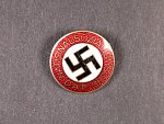 Členský odznak NSDAP, upínání do knoflíkové dírky