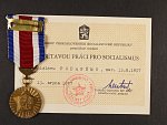 Medaile - Za obětavou práci pro socialismus, udělovací průkaz, etue