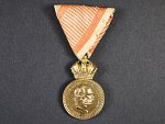 Vojenská záslužná medaile Signum Laudis F.J.I., zlacený bronz, původní voj. stuha