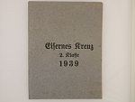 Železný kříž II. stupně 1939, na kroužku značka výrobce, 24, Arbeitsgemeinschaft der Hanauer Plakettenhersteller, Hanau a. M. + udělovací sáček