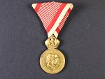 Vojenská záslužná medaile Signum Laudis F.J.I., zlacený bronz, novodobá voj. stuha