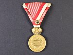 Vojenská záslužná medaile Signum Laudis F.J.I., zlacený bronz, novodobá voj. stuha