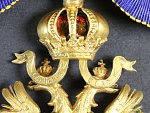 Řád železné koruny 2. třídy s válečnou dekorací, pozlacený bronz, na pendiliích značka výrobce A.E.KÖCHERT WIEN