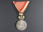 Stříbrná vojenská záslužná medaile Signum Laudis F.J.I., postříbřený bronz, původní vojenská stuha