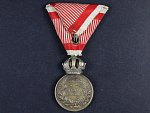 Stříbrná vojenská záslužná medaile Signum Laudis F.J.I., postříbřený bronz, varianta hrubý vous, původní voj. stuha s meči