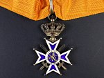 Řád Oranžsko-nassavský, 2. třída s meči, (komandér s hvězdou), na připínací jehle hvězdy punc Ag a značka výrobce, na oválném závěsu kříže rovněž punc Ag. Bar.199,200