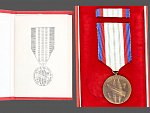 Medaile - Za upevňování přátelství ve zbrani III. třída, udělovací průkaz a etue