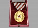 Zlatá záslužná medaile o Rakouský Červený kříž + originální etue