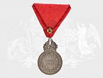 Stříbrná vojenská záslužná medaile Signum Laudis Karel, Ag, na hraně značka A, původní civilní stuha