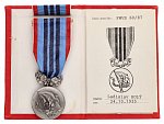 Medaile - za pracovní věrnost - ČSSR, punc Ag 925, značka výrobce Mincovna Kremnica + udělovací průkaz a etue