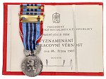 Medaile - za pracovní věrnost - ČSSR, punc Ag 925, značka výrobce Mincovna Kremnica + udělovací průkaz a etue