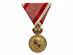 Bronzová vojenská záslužná medaile Signum Laudis F.J.I., zlacený bronz, původní vojenská stuha