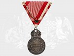 Stříbrná vojenská záslužná medaile Signum Laudis Karel, původní voj. stuha s meči