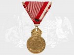 Rakouská vejenská záslužná medaile - SIGNUM LAUDIS bronzová, Karel I., původní vojenská stuha s meči