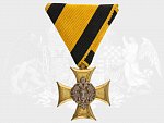 Vojenský služební kříž pro důstojníky III.tř. za 25 let služby, 3. vydání z let 1890 - 1918, pozlacený bronz, stříbro, na reversu perleť, v jednom rameni prasklina, původní stuha