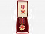 Medaile 30 let SNB v etui a udělovacím průkazem, česká verze