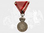 Stříbrná vojenská záslužná medaile Signum Laudis F.J.I., uherský typ, varianta s hrubým vousem, postříbřený bronz, původní vojenská stuha, původní etue značená G.A.SCHEID, WIEN, BUDAPEST
