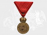 Bronzová vojenská záslužná medaile Signum Laudis F.J.I., uherský typ, varianta s hrubým vousem, původní civilní stuha, původní etue značená SCHEID G.A. BUDAPEST