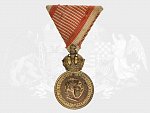 Bronzová vojenská záslužná medaile Signum Laudis F.J.I., uherský typ, varianta s hrubým vousem, původní vojenská stuha