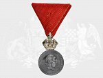 Stříbrná vojenská záslužná medaile Signum Laudis F.J.I., náhradní kov, zinek, původní civilní stuha