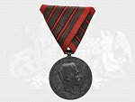 Medaile Za zranění z r. 1917 na stuze za tři zranění, na hraně značka W