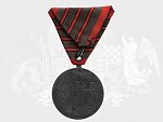 Medaile Za zranění z r. 1917 na stuze za tři zranění, na hraně značka W