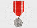 Záslužná medaile Červeného kříže, postříbřený náhradní kov, válečná výroba, původní stuha..