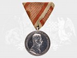 Stříbrná medaile za statečnost, 1. třídy, 9. vydání 1917-1918 Karel, původní vojenská stuha