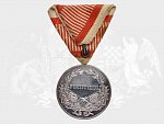 Stříbrná medaile za statečnost, 1. třídy, 9. vydání 1917-1918 Karel, původní vojenská stuha