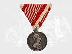 Stříbrná medaile za statečnost, 2. třídy, 8. vydání 1914-1917 F.J.I., na hraně punc hl. punc. úřadu Vídeň, A v kroužku, původní trojúhelníková stuha