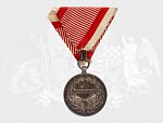 Stříbrná medaile za statečnost 2. třídy, 9. vydání 1917-1918 Karel, na hr. punc hl. punc. úřadu Vídeň, A v kroužku, původní vojenská stuha