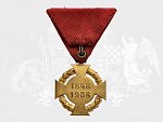 Jubilejní kříž z r. 1908, na původní civilní stuze
