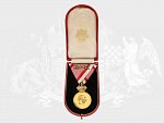 Vojenská záslužná medaile Signum Laudis F.J.I., zlacený bronz, původní vojenská stuha s meči, orig.etue značená ROTHE & NEFFE Wien