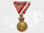 Vojenská záslužná medaile Signum Laudis F.J.I., zlacený bronz, původní vojenská stuha s meči, orig.etue značená ROTHE & NEFFE Wien