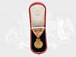 Bronzová vojenská záslužná medaile - SIGNUM LAUDIS Karel I., původní vojenská stuha s meči, na hraně značka BRONZE, originální etue